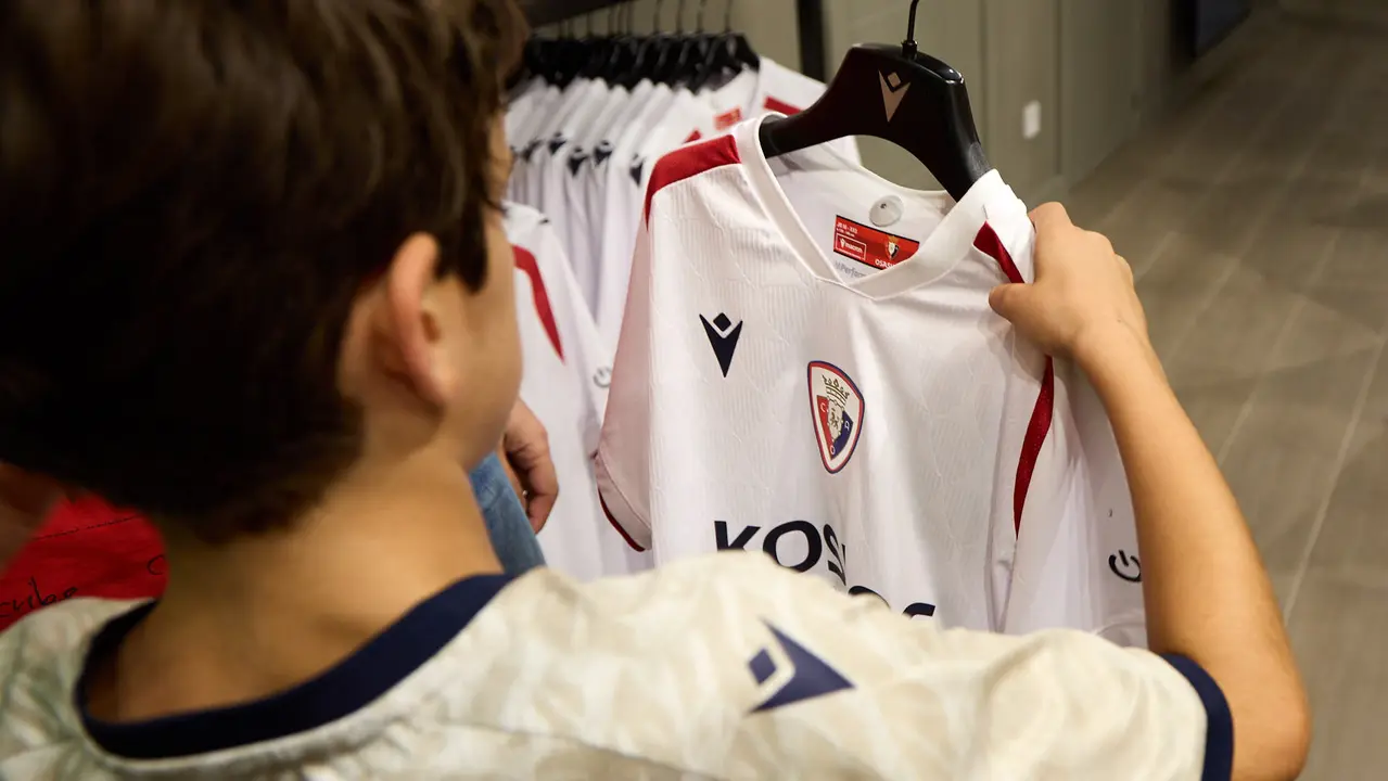 Tercera camiseta de Osasuna para la temporada 2025/26 ya a la venta en la tienda del club rojillo. IÑIGO ALZUGARAY