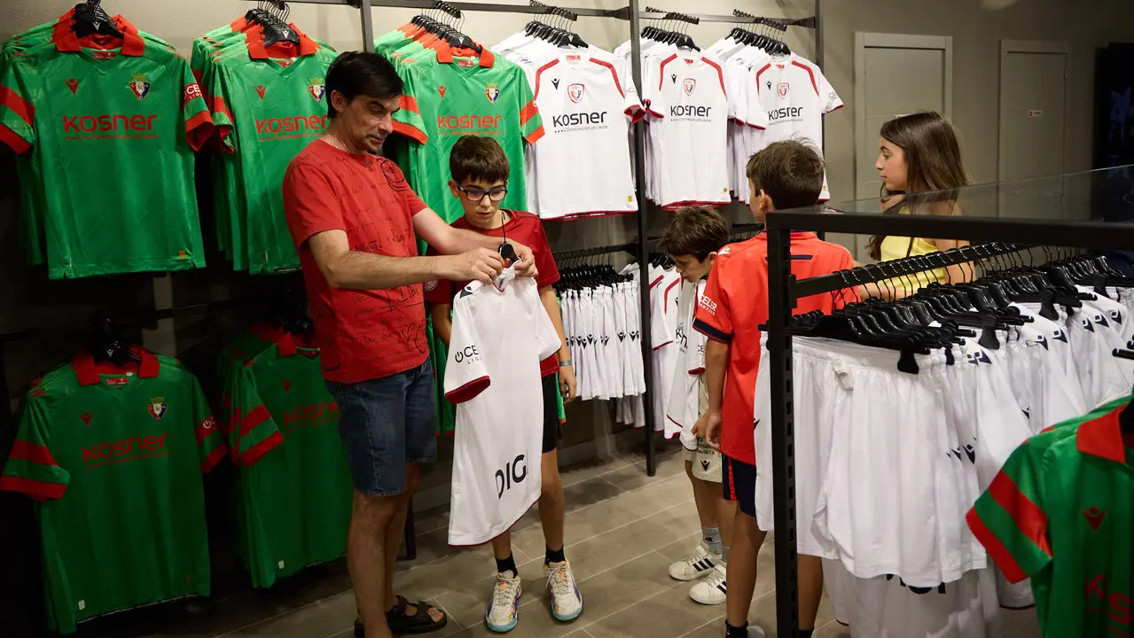 Tercera camiseta de Osasuna para la temporada 2025/26 ya a la venta en la tienda del club rojillo. IÑIGO ALZUGARAY