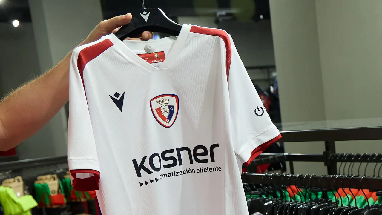 Tercera camiseta de Osasuna para la temporada 2025/26 ya a la venta en la tienda del club rojillo. IÑIGO ALZUGARAY