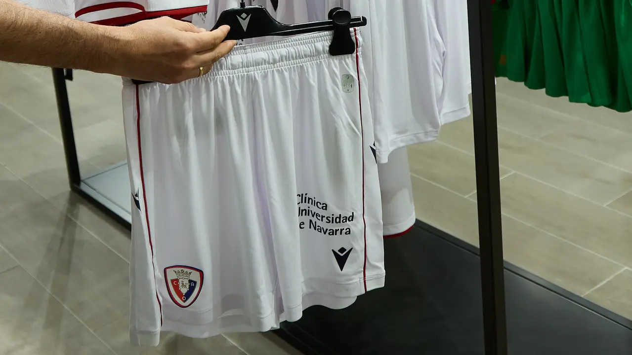 Tercera camiseta de Osasuna para la temporada 2025/26 ya a la venta en la tienda del club rojillo. IÑIGO ALZUGARAY