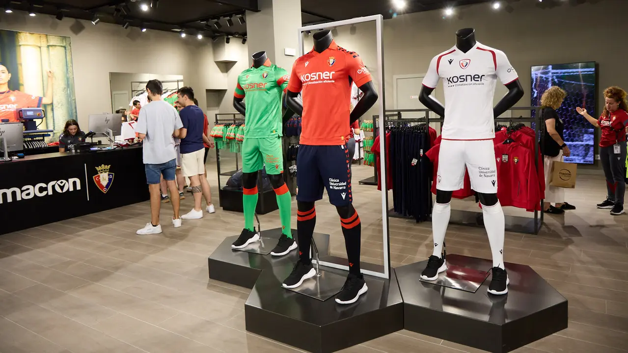 Tercera camiseta de Osasuna para la temporada 2025/26 ya a la venta en la tienda del club rojillo. IÑIGO ALZUGARAY