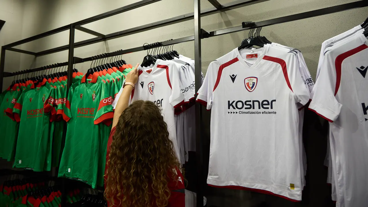 Tercera camiseta de Osasuna para la temporada 2025/26 ya a la venta en la tienda del club rojillo. IÑIGO ALZUGARAY