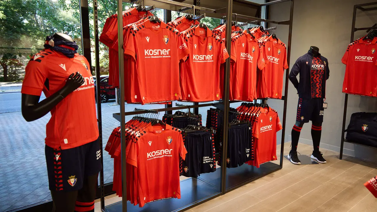 Tercera camiseta de Osasuna para la temporada 2025/26 ya a la venta en la tienda del club rojillo. IÑIGO ALZUGARAY
