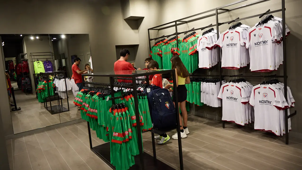 Tercera camiseta de Osasuna para la temporada 2025/26 ya a la venta en la tienda del club rojillo. IÑIGO ALZUGARAY