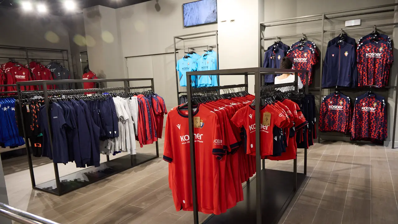 Tercera camiseta de Osasuna para la temporada 2025/26 ya a la venta en la tienda del club rojillo. IÑIGO ALZUGARAY