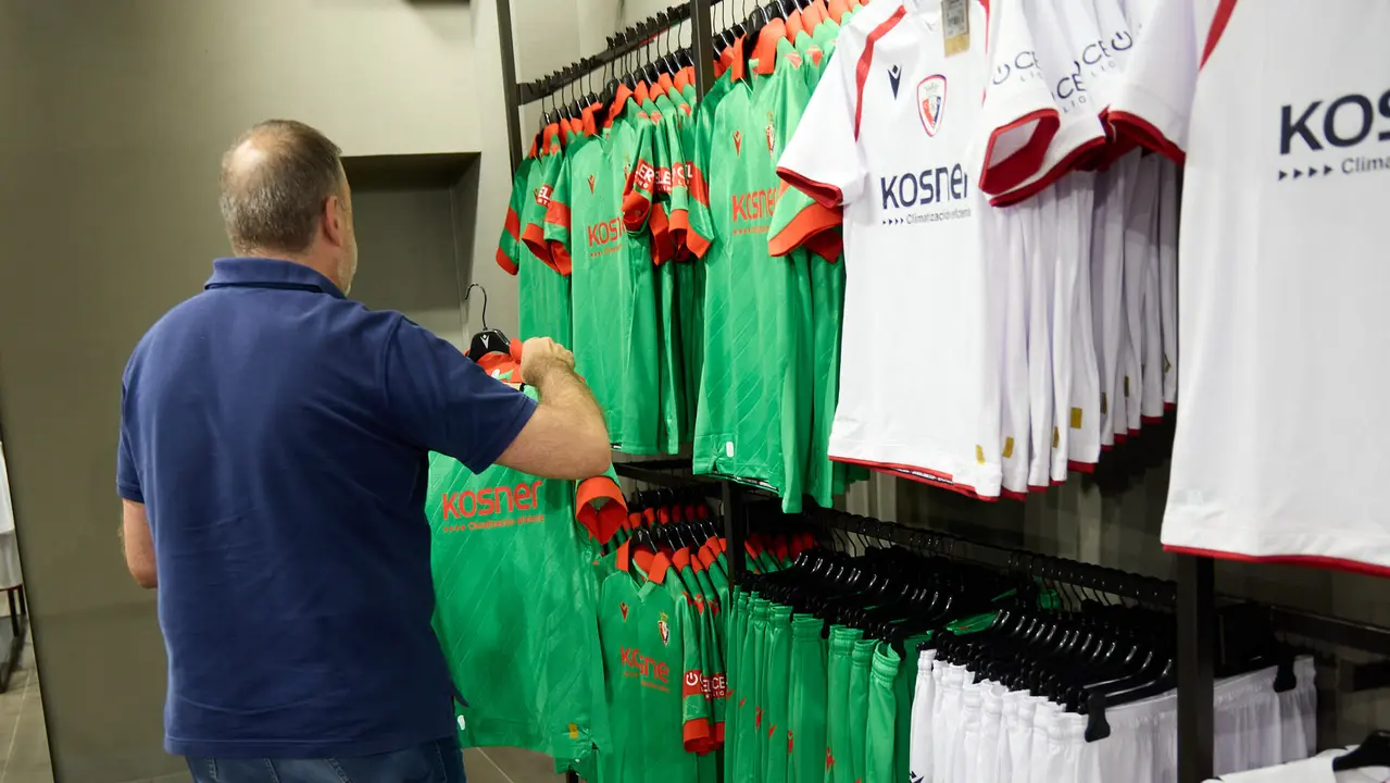 Tercera camiseta de Osasuna para la temporada 2025/26 ya a la venta en la tienda del club rojillo. IÑIGO ALZUGARAY