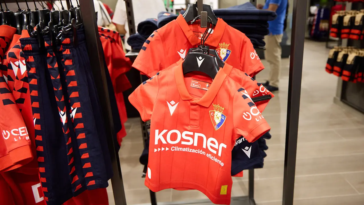 Tercera camiseta de Osasuna para la temporada 2025/26 ya a la venta en la tienda del club rojillo. IÑIGO ALZUGARAY