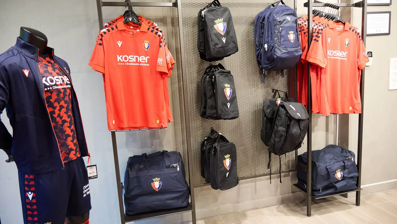Tercera camiseta de Osasuna para la temporada 2025/26 ya a la venta en la tienda del club rojillo. IÑIGO ALZUGARAY