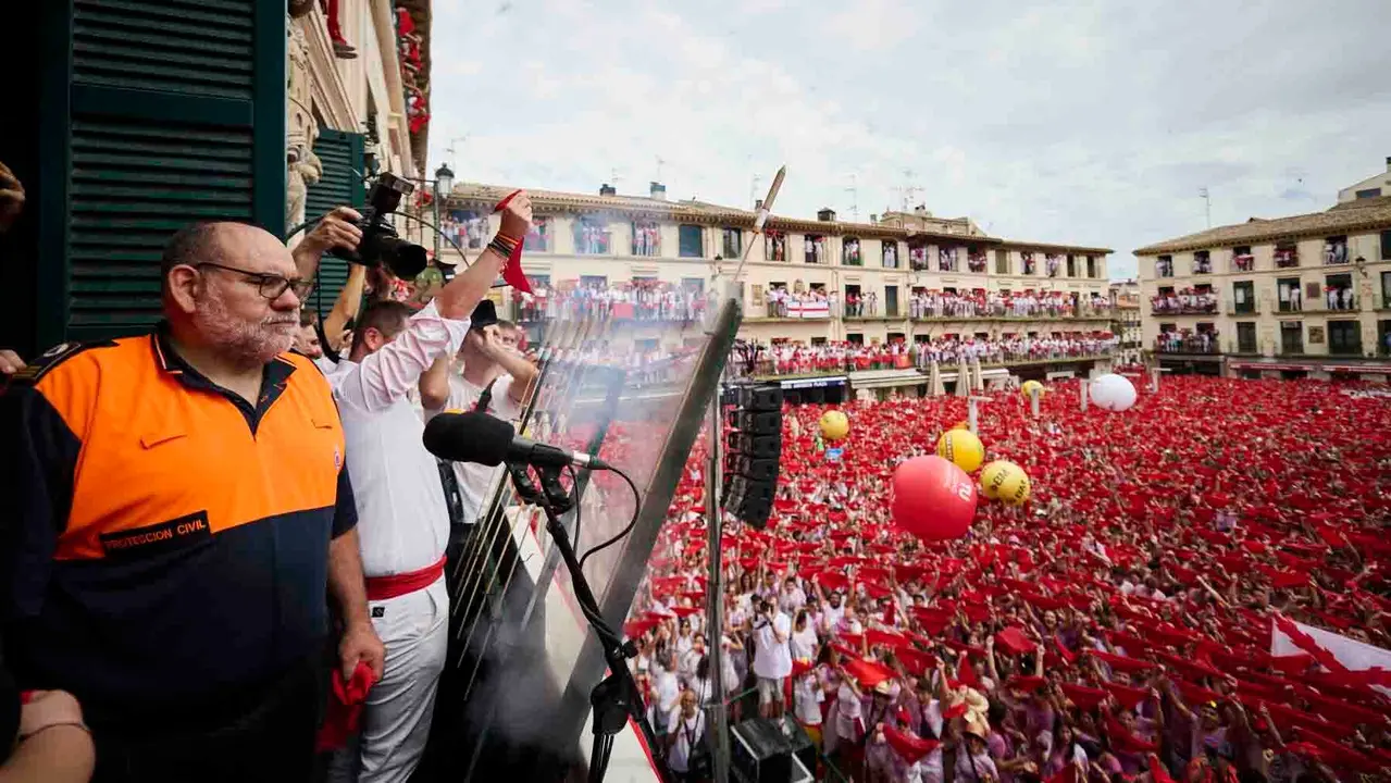 Lanzamiento del cohete de las fiestas de Santa Ana 2025 a cargo de los responsables de Protección Civil de Tudela. PABLO LASAOSA