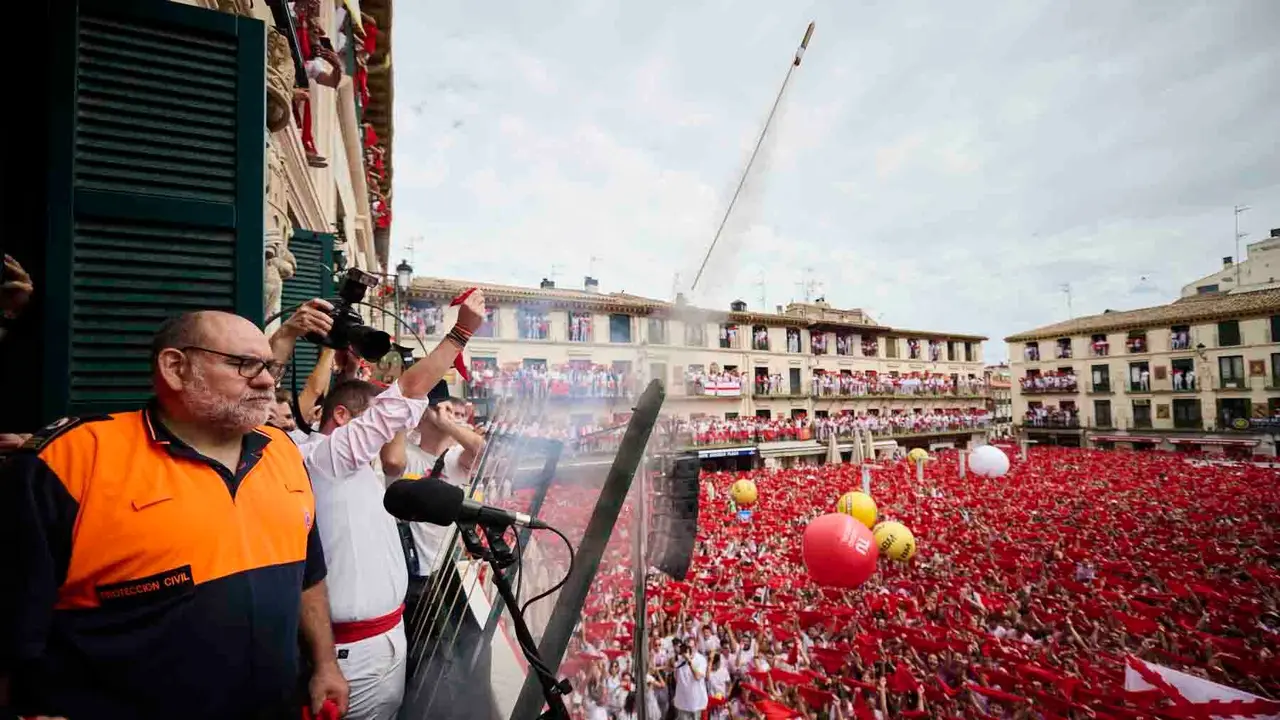 Lanzamiento del cohete de las fiestas de Santa Ana 2025 a cargo de los responsables de Protección Civil de Tudela. PABLO LASAOSA
