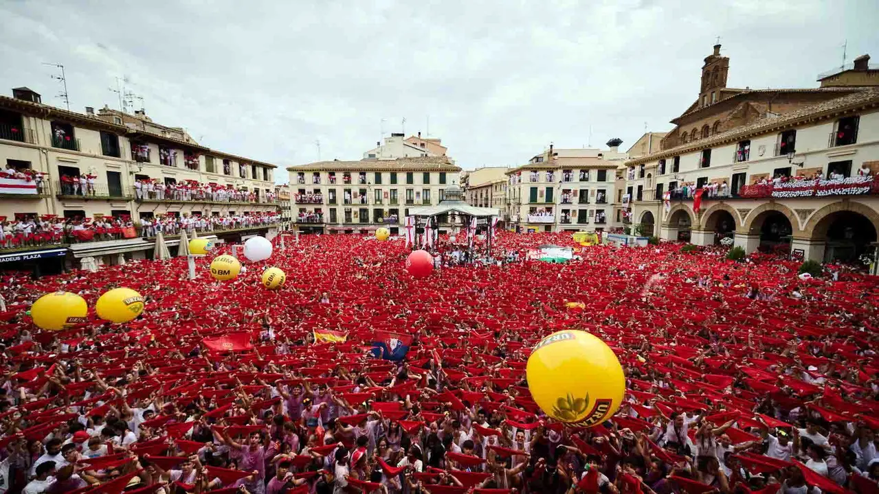 Lanzamiento del cohete de las fiestas de Santa Ana 2025 a cargo de los responsables de Protección Civil de Tudela. PABLO LASAOSA