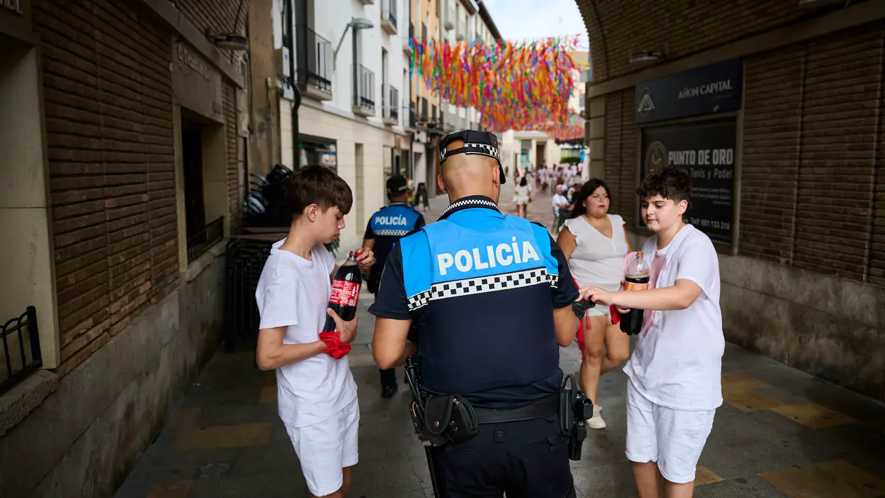 Lanzamiento del cohete de las fiestas de Santa Ana 2025 a cargo de los responsables de Protección Civil de Tudela. PABLO LASAOSA
