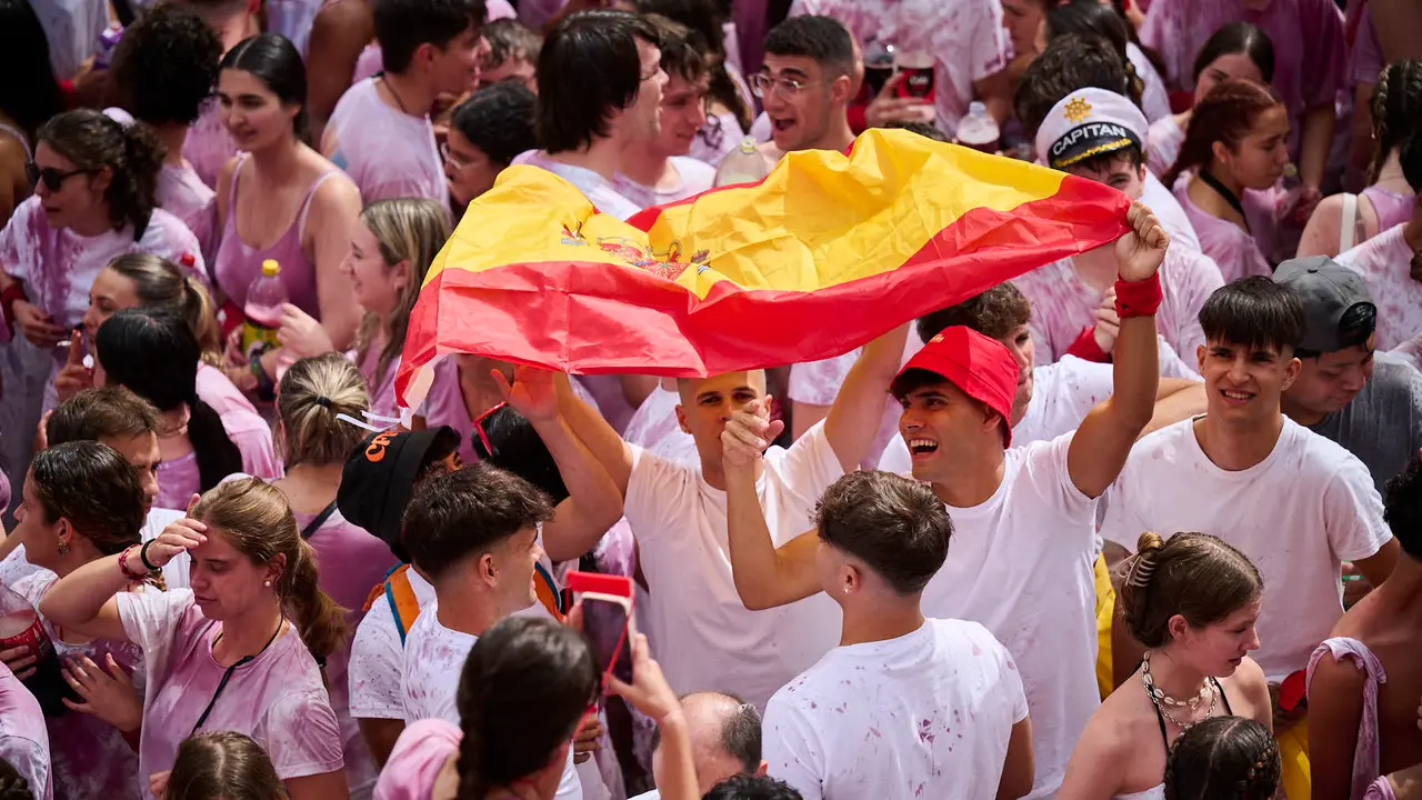 Lanzamiento del cohete de las fiestas de Santa Ana 2025 a cargo de los responsables de Protección Civil de Tudela. PABLO LASAOSA