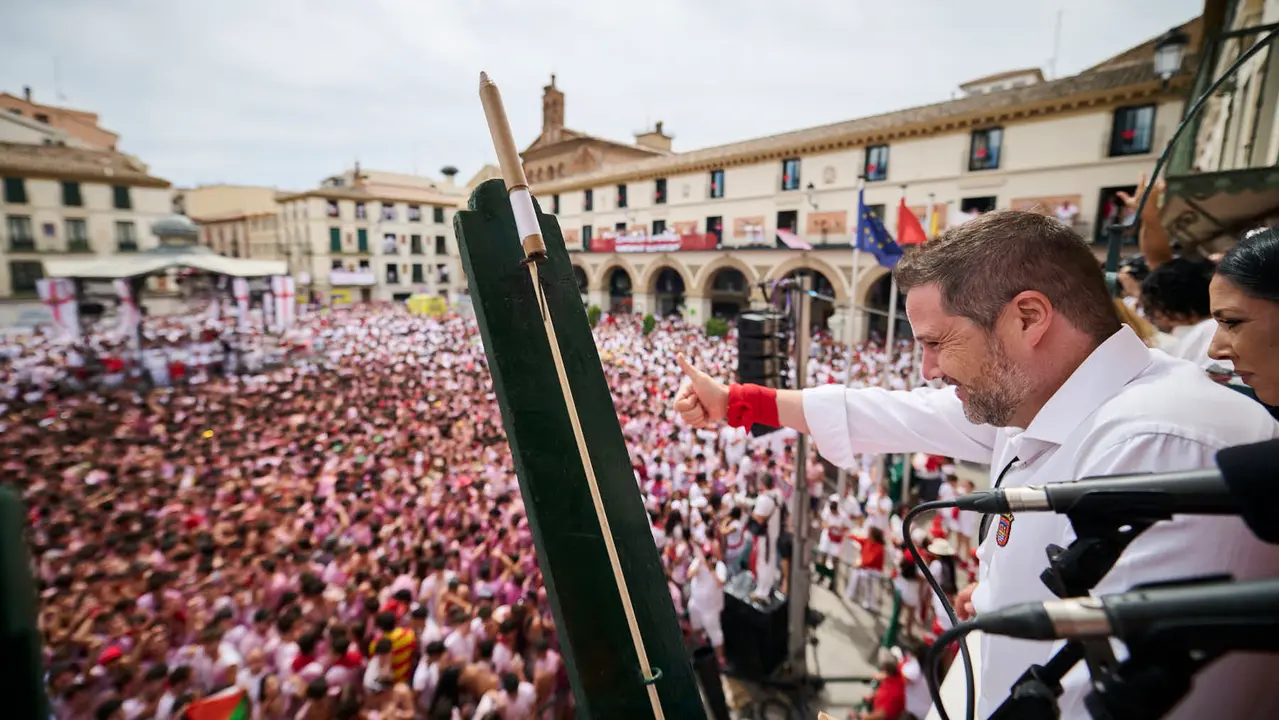 Lanzamiento del cohete de las fiestas de Santa Ana 2025 a cargo de los responsables de Protección Civil de Tudela. PABLO LASAOSA