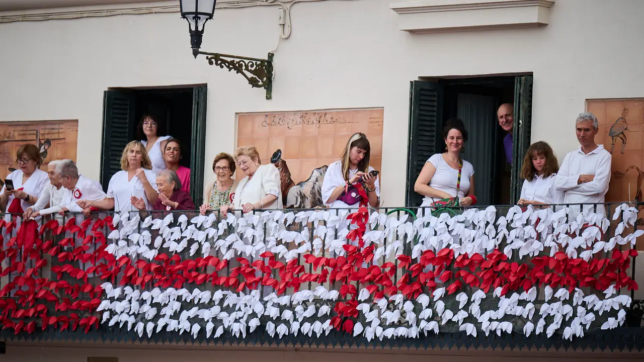 Lanzamiento del cohete de las fiestas de Santa Ana 2025 a cargo de los responsables de Protección Civil de Tudela. PABLO LASAOSA