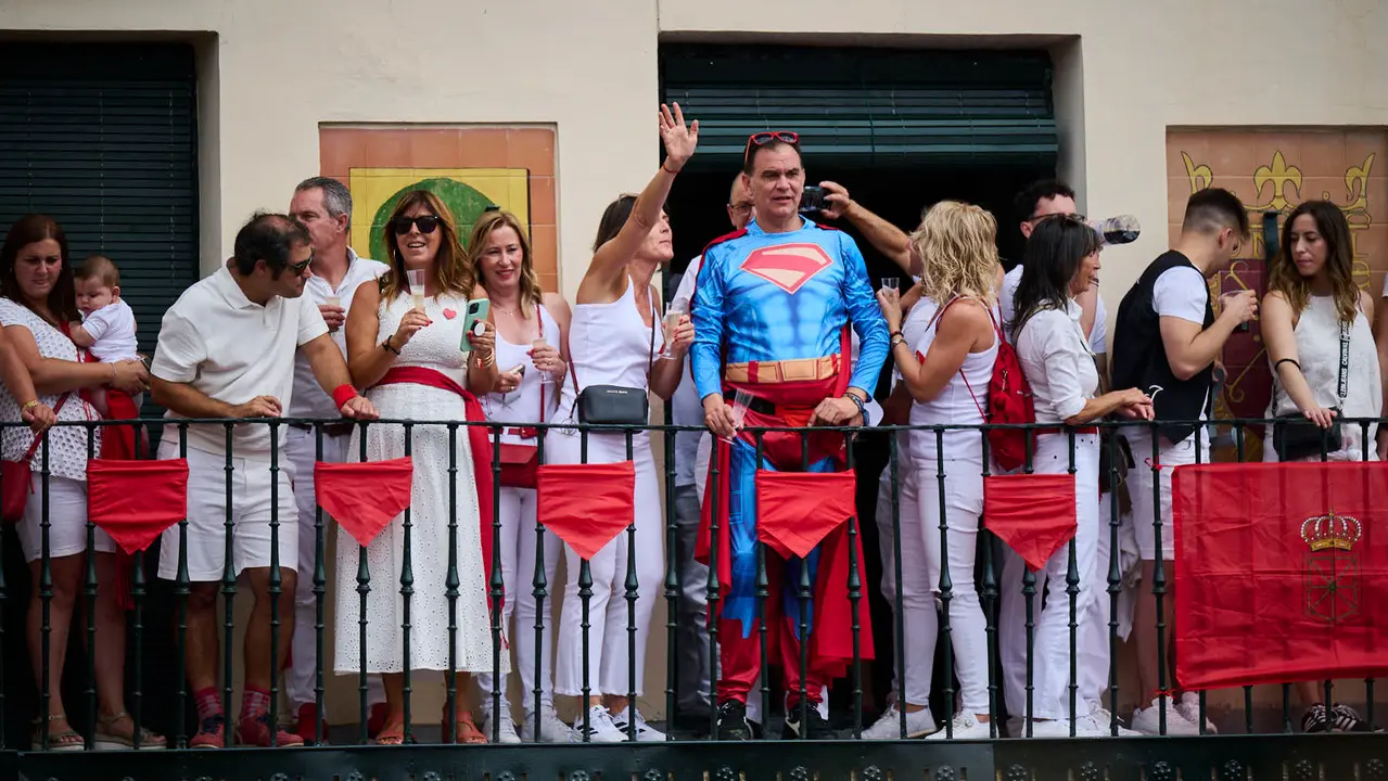 Lanzamiento del cohete de las fiestas de Santa Ana 2025 a cargo de los responsables de Protección Civil de Tudela. PABLO LASAOSA