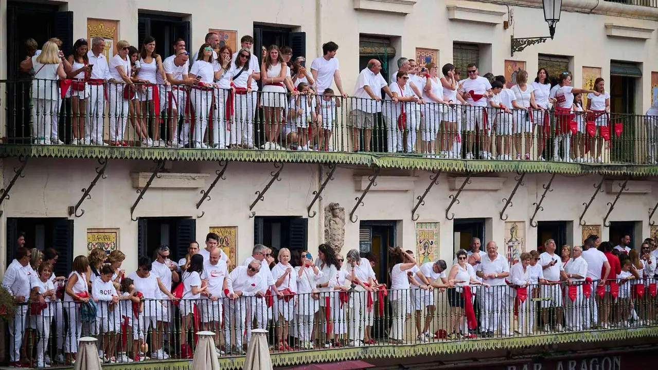 Lanzamiento del cohete de las fiestas de Santa Ana 2025 a cargo de los responsables de Protección Civil de Tudela. PABLO LASAOSA