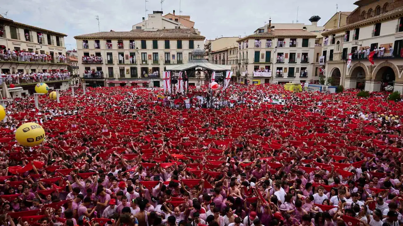 Lanzamiento del cohete de las fiestas de Santa Ana 2025 a cargo de los responsables de Protección Civil de Tudela. PABLO LASAOSA