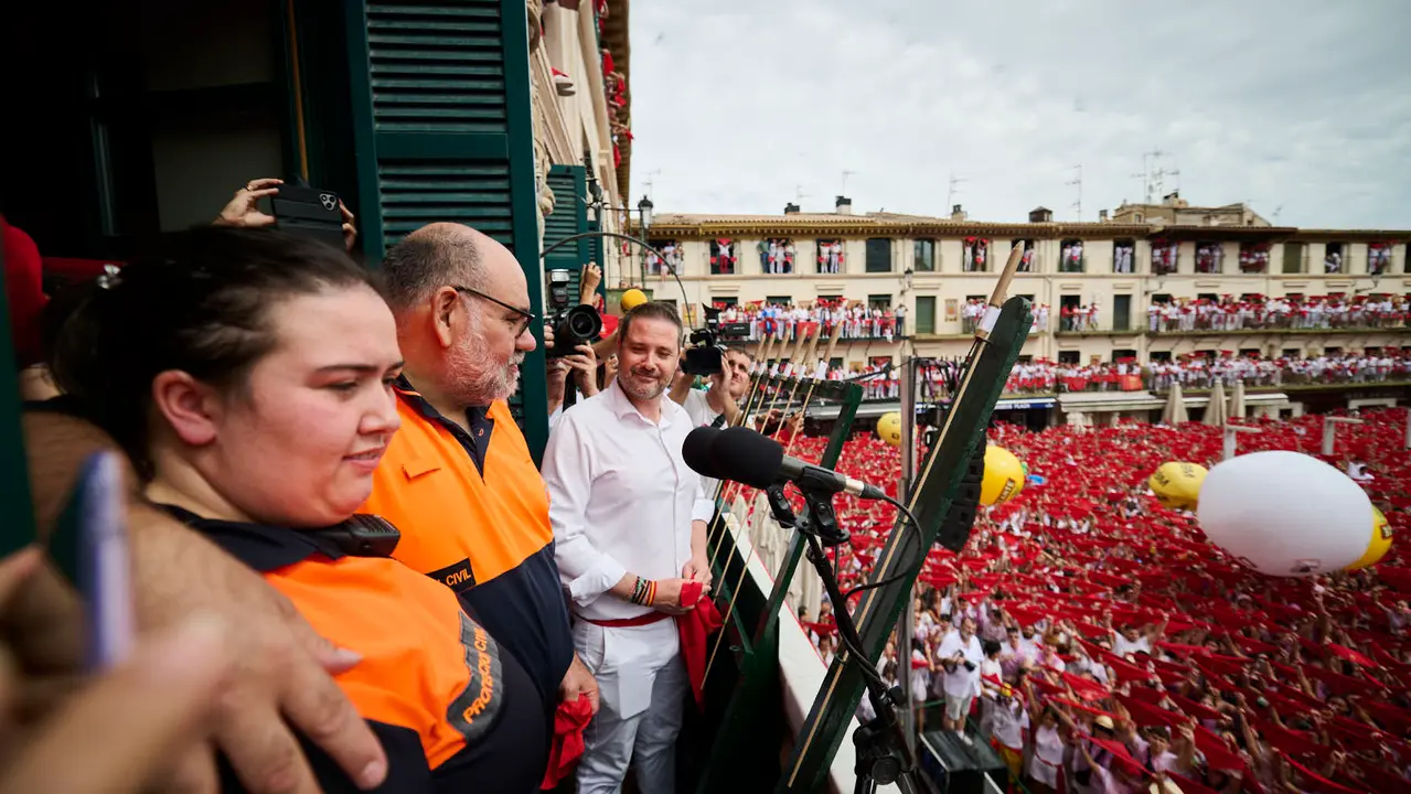 Lanzamiento del cohete de las fiestas de Santa Ana 2025 a cargo de los responsables de Protección Civil de Tudela. PABLO LASAOSA