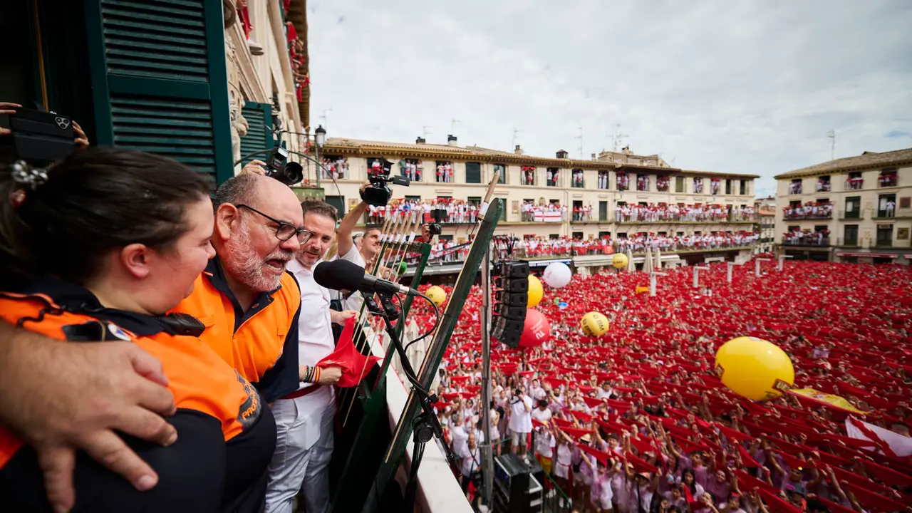 Lanzamiento del cohete de las fiestas de Santa Ana 2025 a cargo de los responsables de Protección Civil de Tudela. PABLO LASAOSA