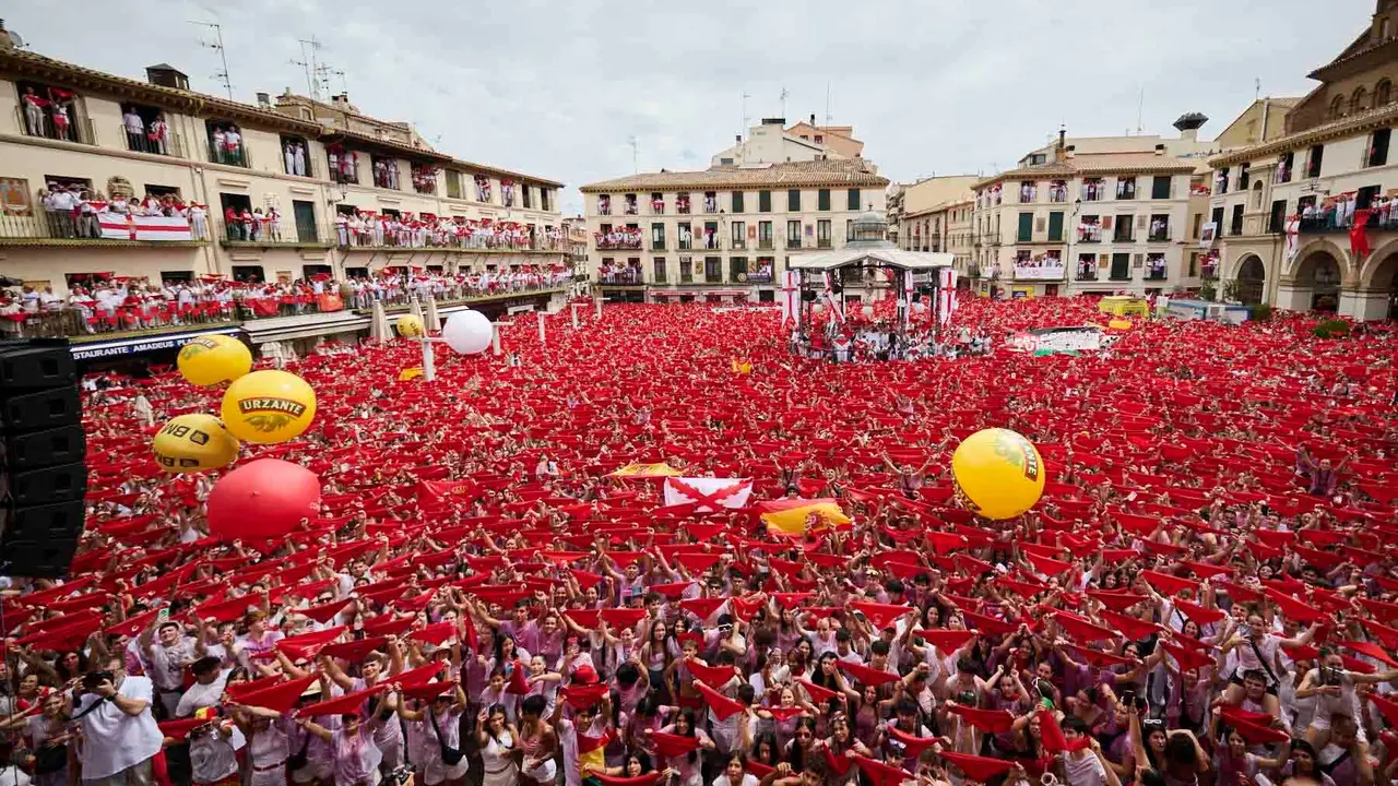 Lanzamiento del cohete de las fiestas de Santa Ana 2025 a cargo de los responsables de Protección Civil de Tudela. PABLO LASAOSA