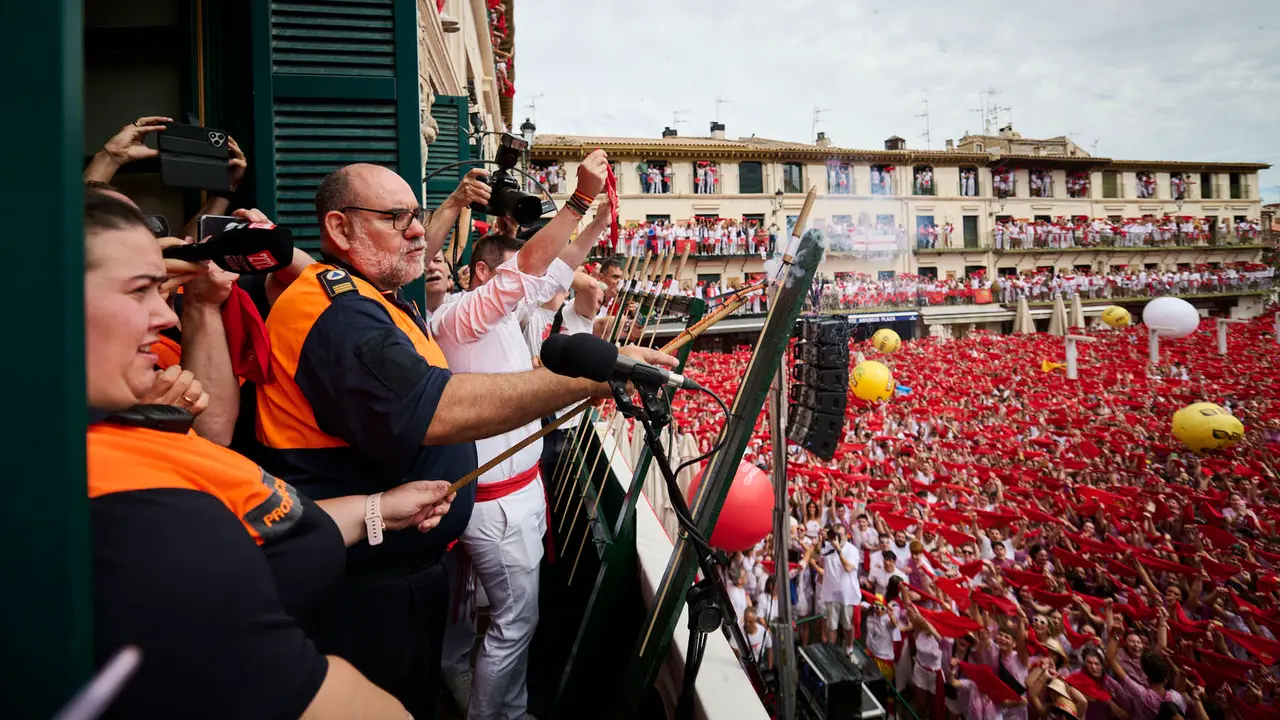 Lanzamiento del cohete de las fiestas de Santa Ana 2025 a cargo de los responsables de Protección Civil de Tudela. PABLO LASAOSA
