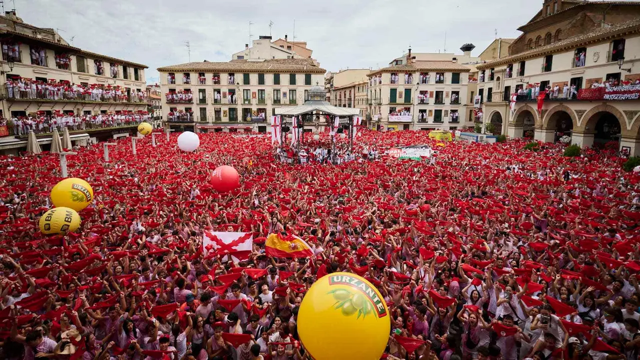 Lanzamiento del cohete de las fiestas de Santa Ana 2025 a cargo de los responsables de Protección Civil de Tudela. PABLO LASAOSA