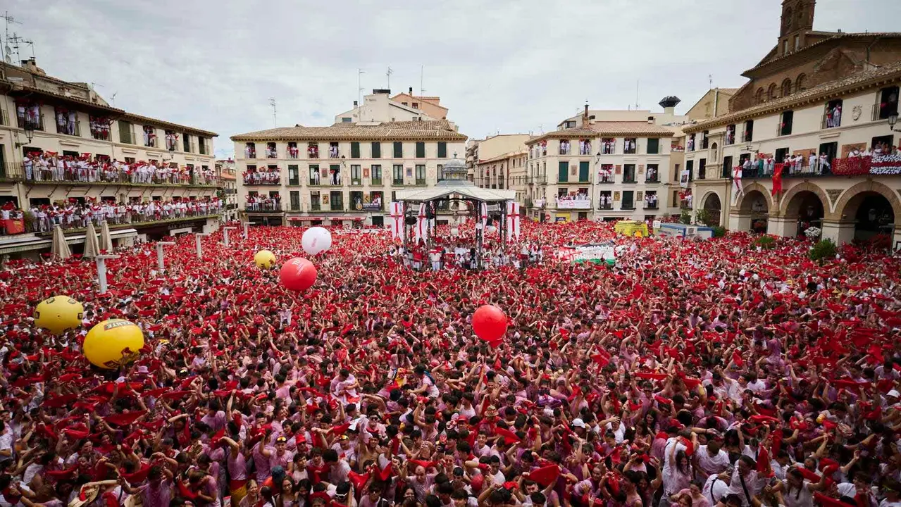 Lanzamiento del cohete de las fiestas de Santa Ana 2025 a cargo de los responsables de Protección Civil de Tudela. PABLO LASAOSA