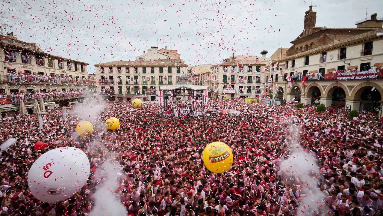 Lanzamiento del cohete de las fiestas de Santa Ana 2025 a cargo de los responsables de Protección Civil de Tudela. PABLO LASAOSA