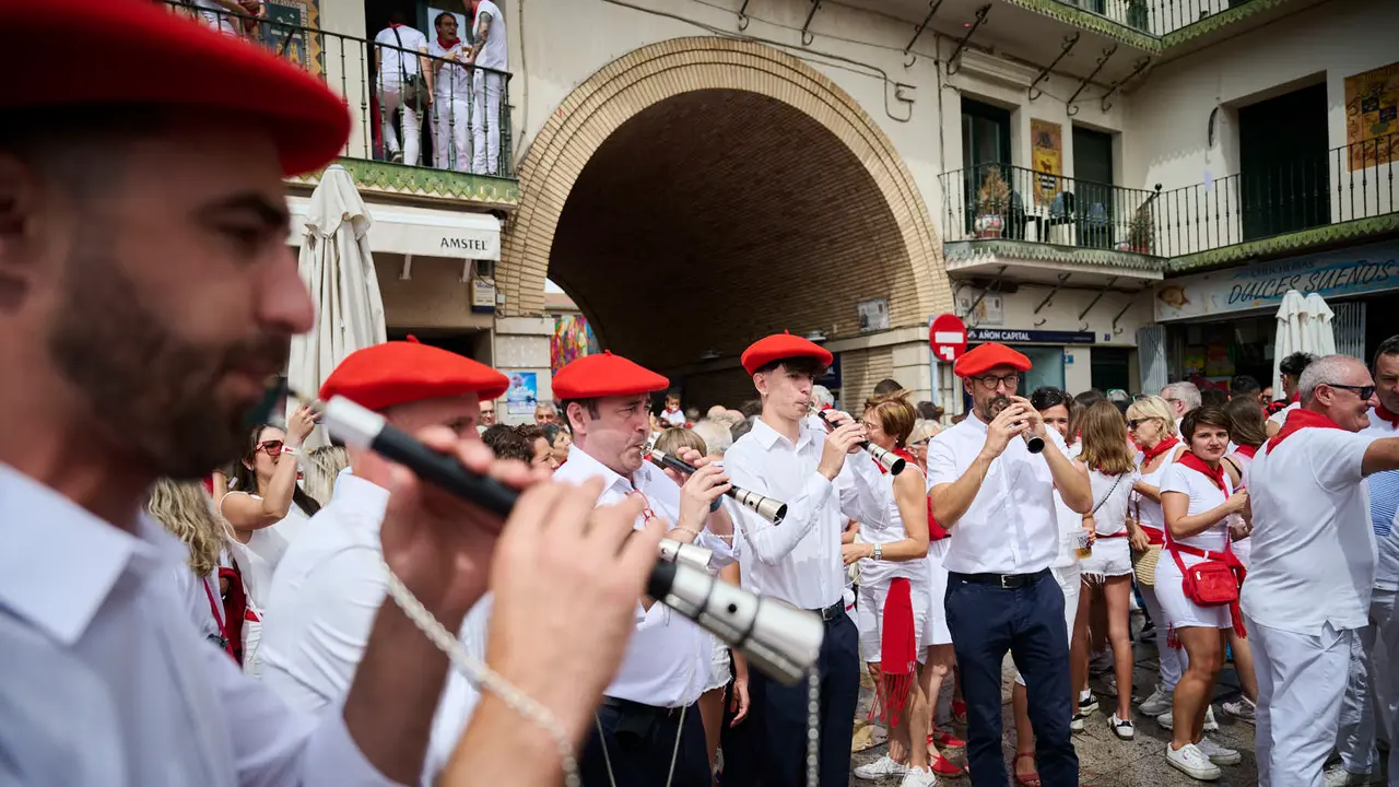 Lanzamiento del cohete de las fiestas de Santa Ana 2025 a cargo de los responsables de Protección Civil de Tudela. PABLO LASAOSA