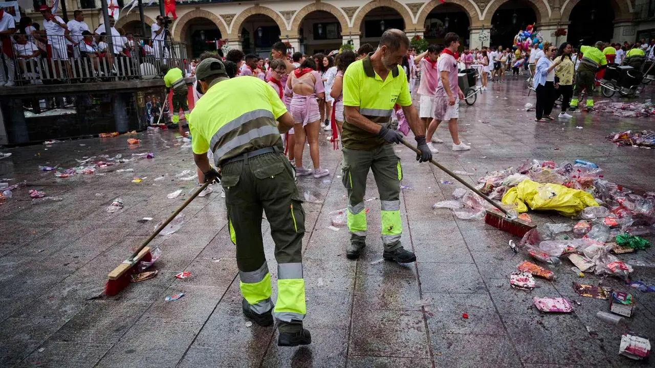Lanzamiento del cohete de las fiestas de Santa Ana 2025 a cargo de los responsables de Protección Civil de Tudela. PABLO LASAOSA