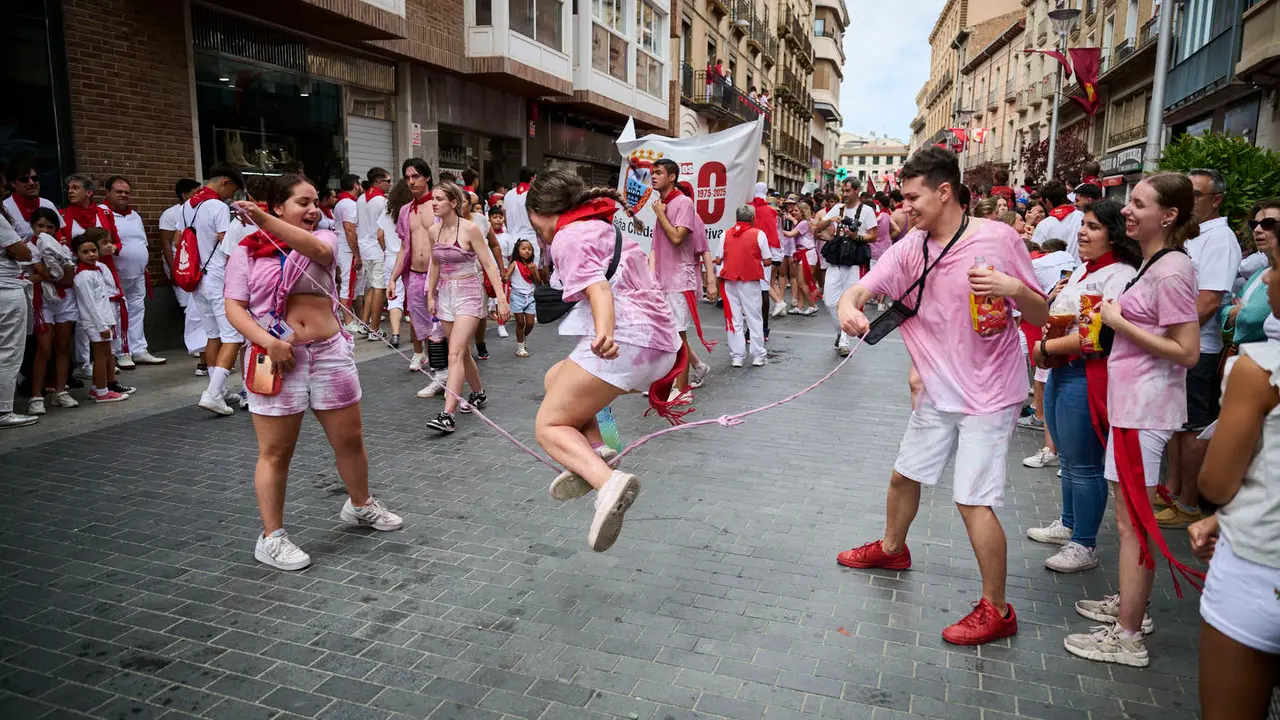 Lanzamiento del cohete de las fiestas de Santa Ana 2025 a cargo de los responsables de Protección Civil de Tudela. PABLO LASAOSA