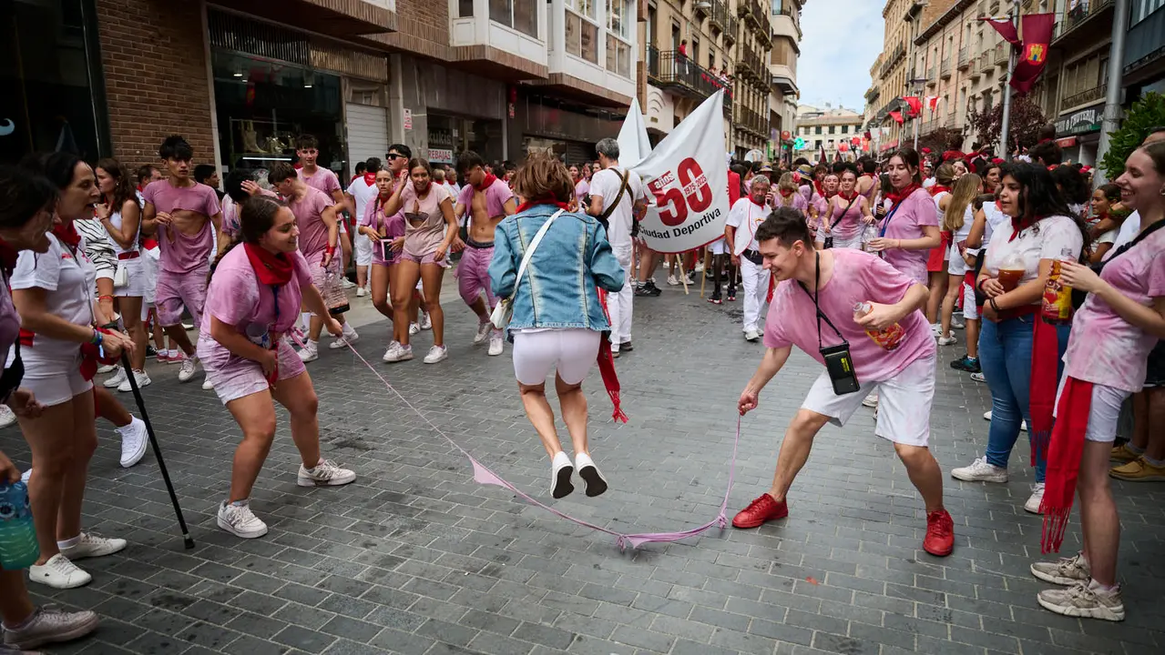 Lanzamiento del cohete de las fiestas de Santa Ana 2025 a cargo de los responsables de Protección Civil de Tudela. PABLO LASAOSA