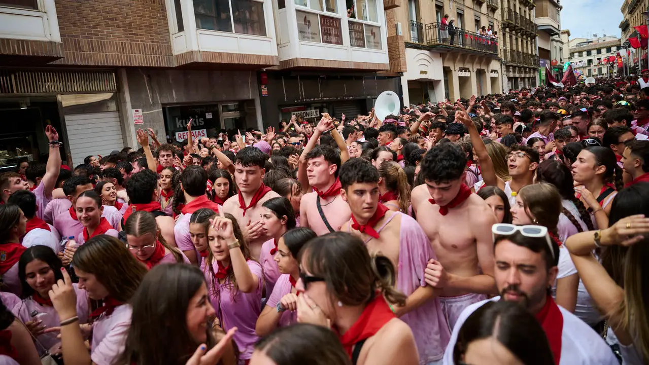 Lanzamiento del cohete de las fiestas de Santa Ana 2025 a cargo de los responsables de Protección Civil de Tudela. PABLO LASAOSA