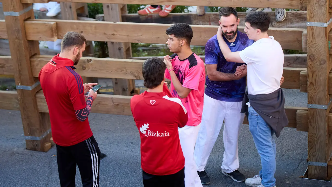Ambiente previo al segundo encierro de fiestas de Tudela 2025 con toros de la ganadería de Herederos de Gregorio Garzón Valdenebro (Jaén). IÑIGO ALZUGARAY