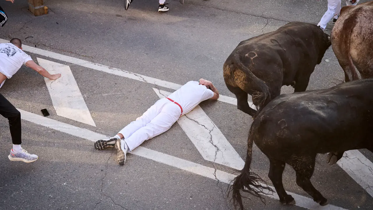 Segundo encierro de fiestas de Tudela 2025 con toros de la ganadería de Herederos de Gregorio Garzón Valdenebro (Jaén). PABLO LASAOSA