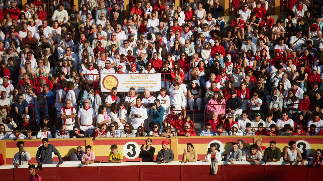 Suelta de vaquillas de la ganadería de Enrique Domínguez en la plaza de toros de Tudela tras el segundo encierro de fiestas de Tudela 2025. IÑIGO ALZUGARAY