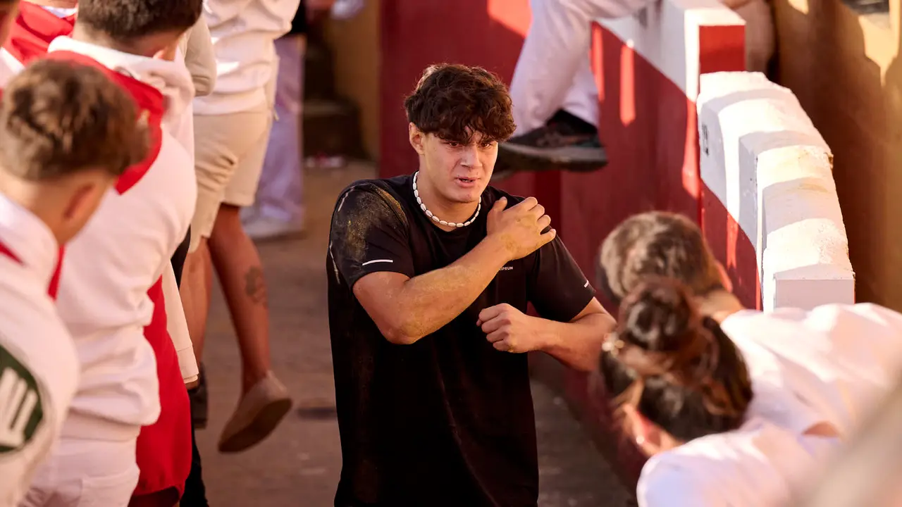 Suelta de vaquillas de la ganadería de Enrique Domínguez en la plaza de toros de Tudela tras el segundo encierro de toros durante las fiestas 2025. PABLO LASAOSA