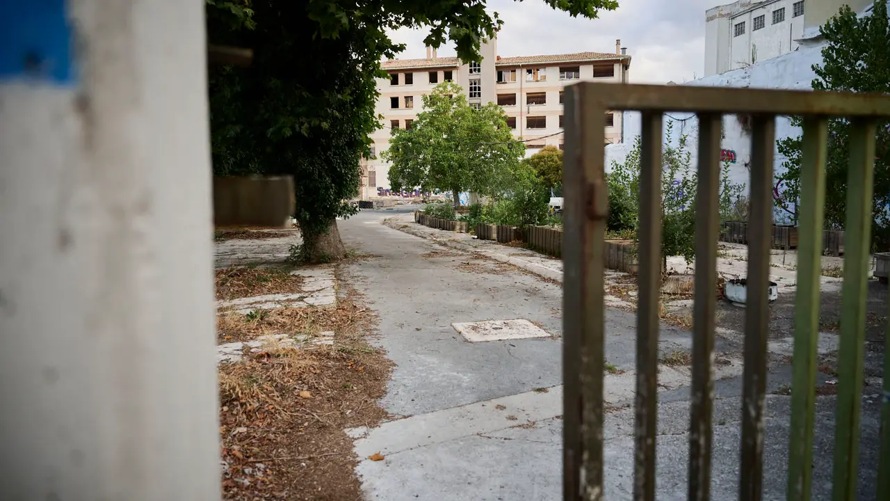 La Policía Municipal de Pamplona mantiene una vigilancia constante y permanente en el antiguo edificio de la antigua ikastola Jaso en la avenida de Aróstegui. PABLO LASAOSA