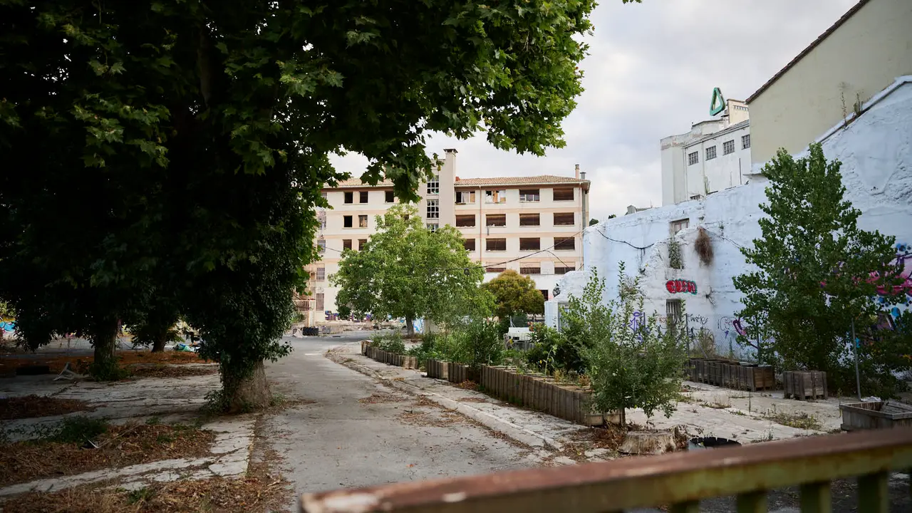 La Policía Municipal de Pamplona mantiene una vigilancia constante y permanente en el antiguo edificio de la antigua ikastola Jaso en la avenida de Aróstegui. PABLO LASAOSA