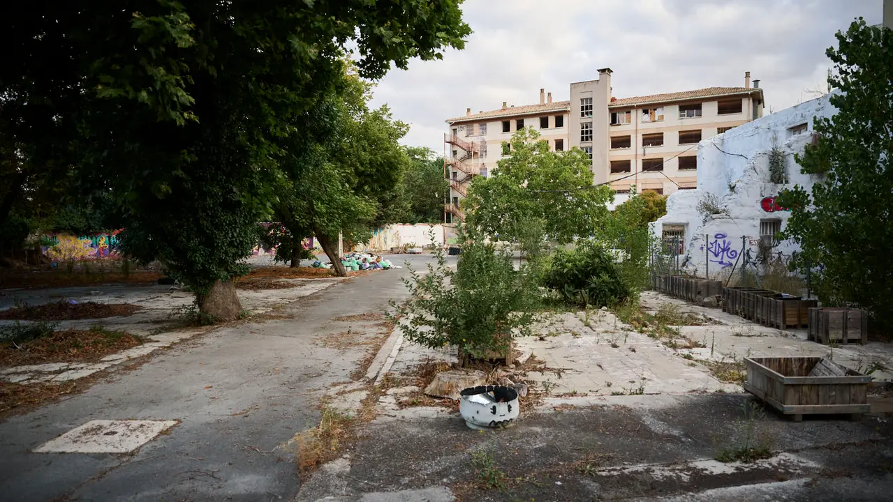 La Policía Municipal de Pamplona mantiene una vigilancia constante y permanente en el antiguo edificio de la antigua ikastola Jaso en la avenida de Aróstegui. PABLO LASAOSA