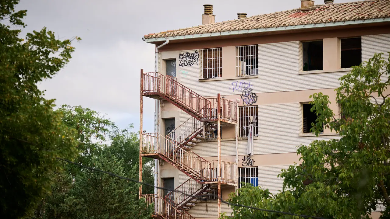 La Policía Municipal de Pamplona mantiene una vigilancia constante y permanente en el antiguo edificio de la antigua ikastola Jaso en la avenida de Aróstegui. PABLO LASAOSA