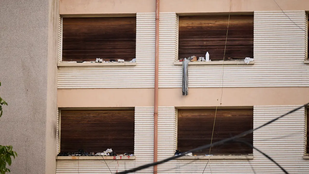 La Policía Municipal de Pamplona mantiene una vigilancia constante y permanente en el antiguo edificio de la antigua ikastola Jaso en la avenida de Aróstegui. PABLO LASAOSA