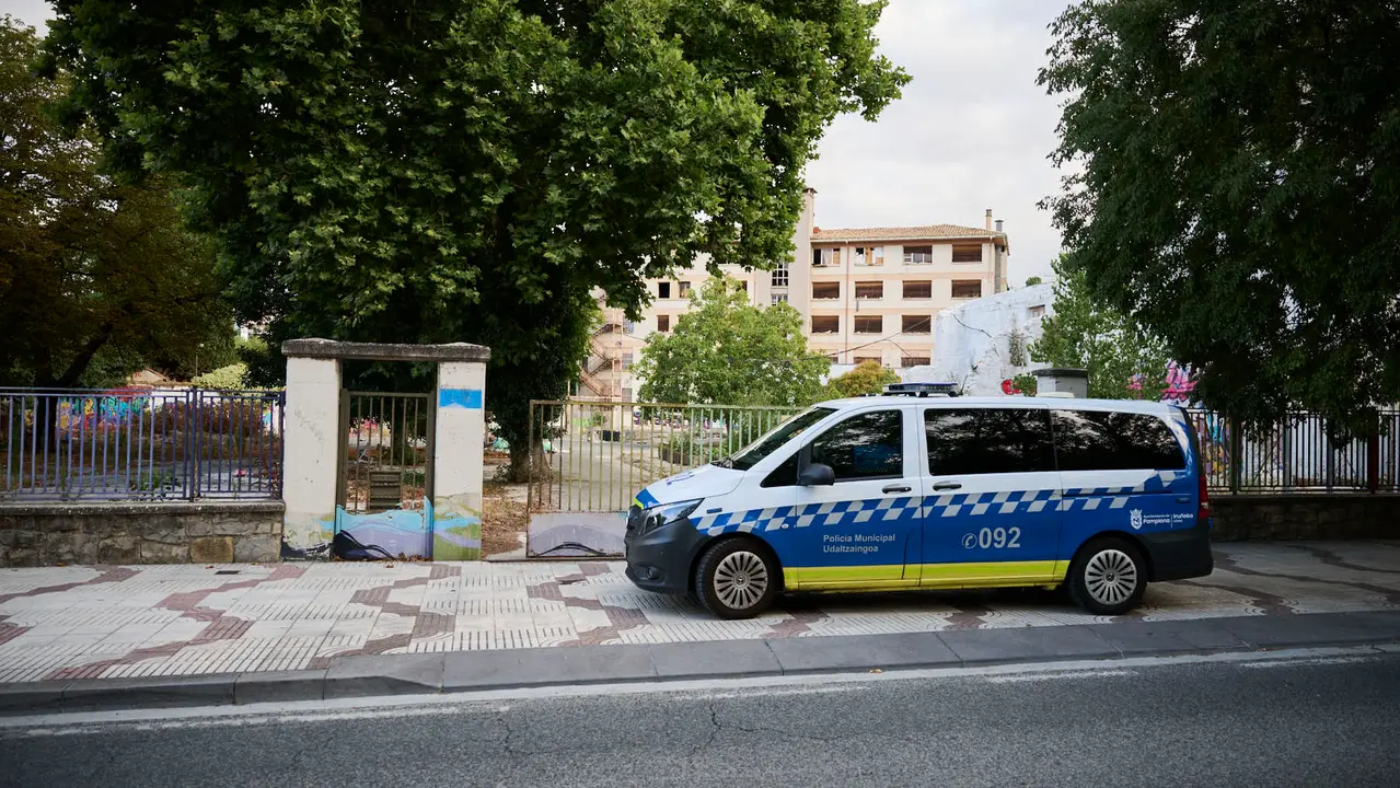 La Policía Municipal de Pamplona mantiene una vigilancia constante y permanente en el antiguo edificio de la antigua ikastola Jaso en la avenida de Aróstegui. PABLO LASAOSA