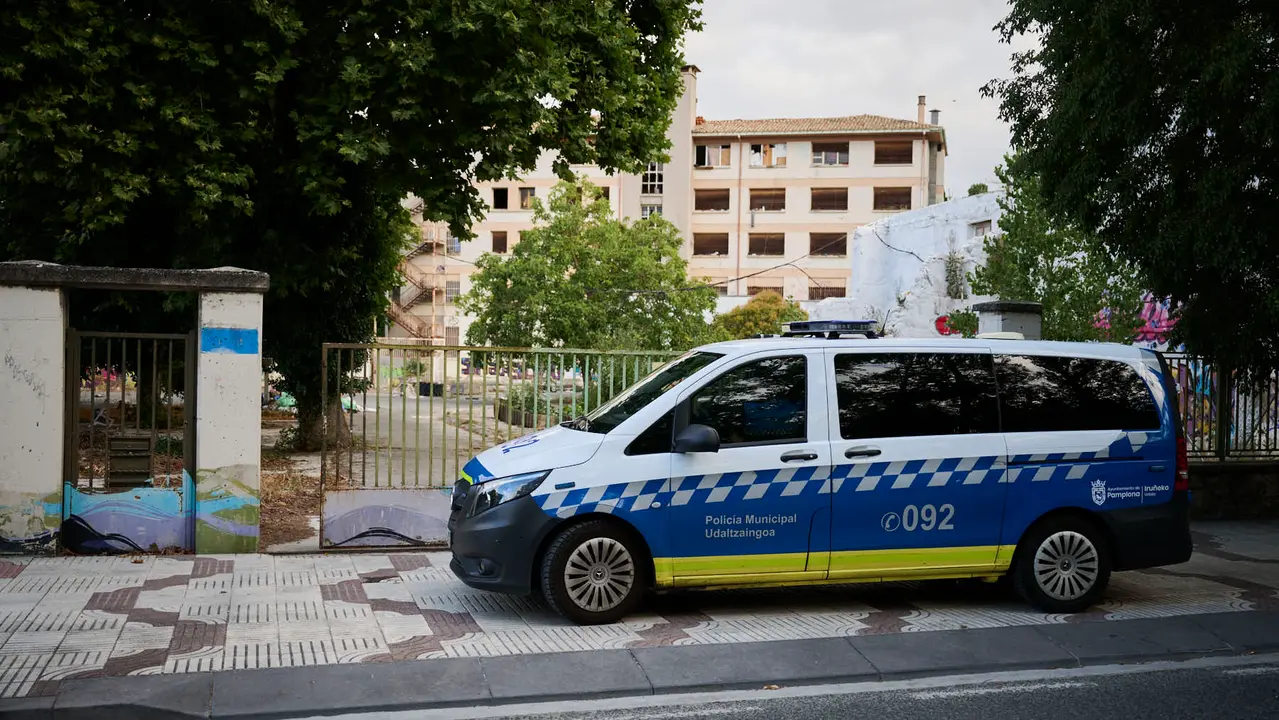 La Policía Municipal de Pamplona mantiene una vigilancia constante y permanente en el antiguo edificio de la antigua ikastola Jaso en la avenida de Aróstegui. PABLO LASAOSA