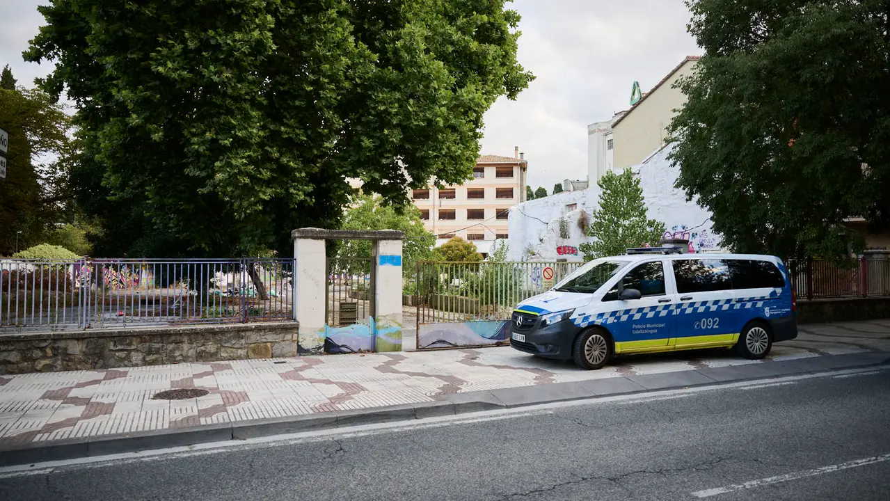 La Policía Municipal de Pamplona mantiene una vigilancia constante y permanente en el antiguo edificio de la antigua ikastola Jaso en la avenida de Aróstegui. PABLO LASAOSA