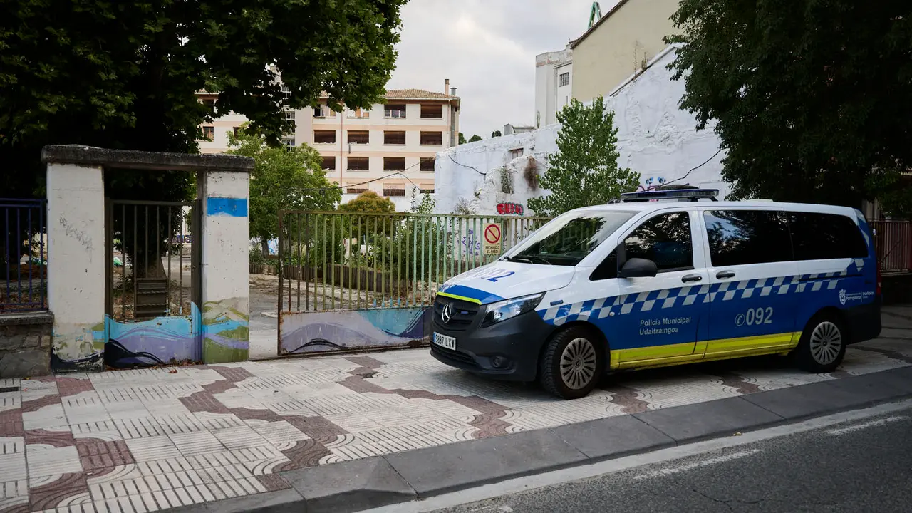 La Policía Municipal de Pamplona mantiene una vigilancia constante y permanente en el antiguo edificio de la antigua ikastola Jaso en la avenida de Aróstegui. PABLO LASAOSA
