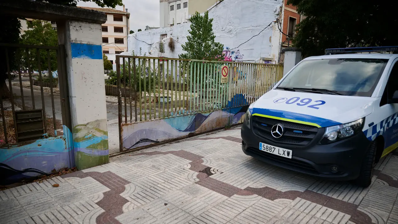 La Policía Municipal de Pamplona mantiene una vigilancia constante y permanente en el antiguo edificio de la antigua ikastola Jaso en la avenida de Aróstegui. PABLO LASAOSA