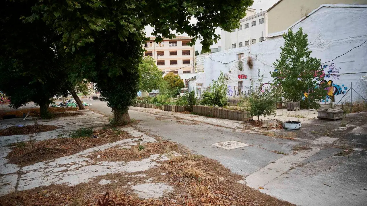 La Policía Municipal de Pamplona mantiene una vigilancia constante y permanente en el antiguo edificio de la antigua ikastola Jaso en la avenida de Aróstegui. PABLO LASAOSA