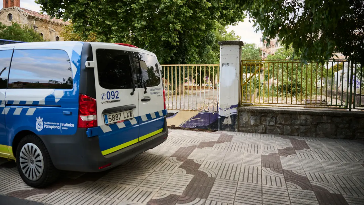 La Policía Municipal de Pamplona mantiene una vigilancia constante y permanente en el antiguo edificio de la antigua ikastola Jaso en la avenida de Aróstegui. PABLO LASAOSA
